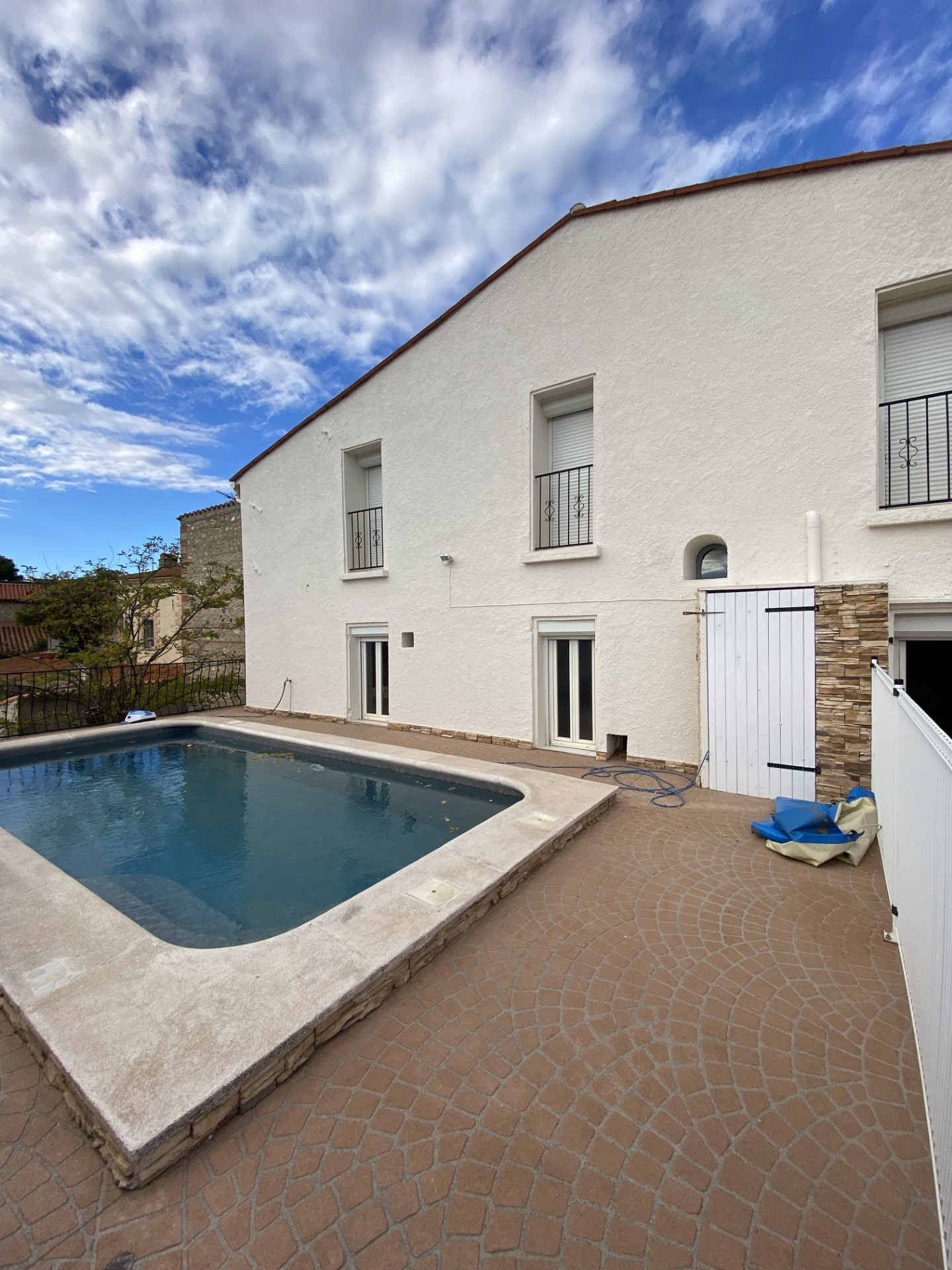 Maison De Village - St jean lasseille - 395 000 €Au coeur de Saint-Jean-Lasseille, charmant village au milieu des vignes, à 20 mn des plages et de l'Espagne, venez découvrir cette magnifique maison de village entièrement rénovée avec beaucoup de goût. Cette maison 7 pièces vous séduira par...