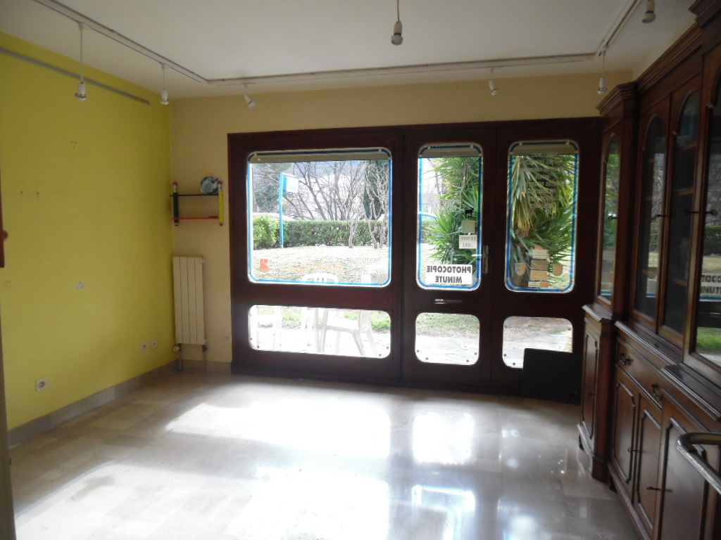 Appartement - Amelie les bains palalda - 80 000 €En rdc, ancien local commercial transformé en appartement avec une chambre séparée, une salle de bains, un wc indépendant, une cuisine équipée et un espace salon/salle manger. Vendu avec un garage individuel fermé.Coordonnées de...