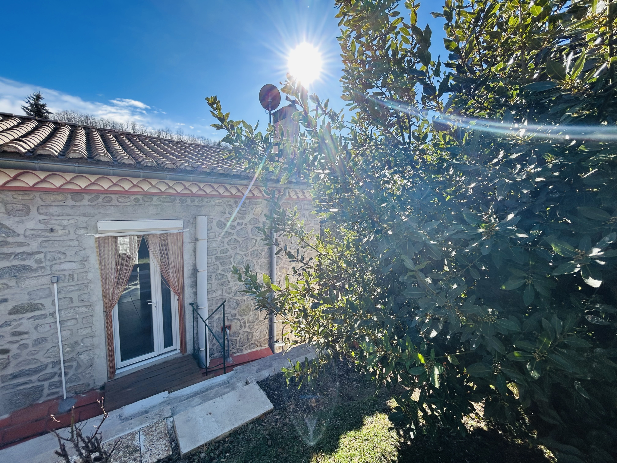 Maison - St laurent de cerdans - 220 000 €Située au coeur de la charmante commune de Saint-Laurent-de-Cerdans, nous vous proposons de venir à la découverte de cette grande maison. Elle se compose comme suit : En rez-de-chaussée, une jolie entrée desservant une grande cuisine...