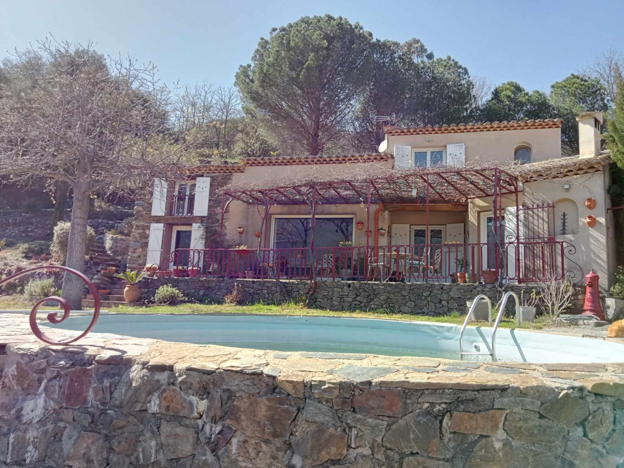 Maison - Arles sur tech - 349 000 €Cette charmante maison moderne, issue de la rénovation d’une ancienne demeure d’ouvrier agricole, offre un cadre de vie paisible et intime. Nichée sur un terrain paysager en terrasses de 6 000 m2, elle se distingue par son indépendance, son...