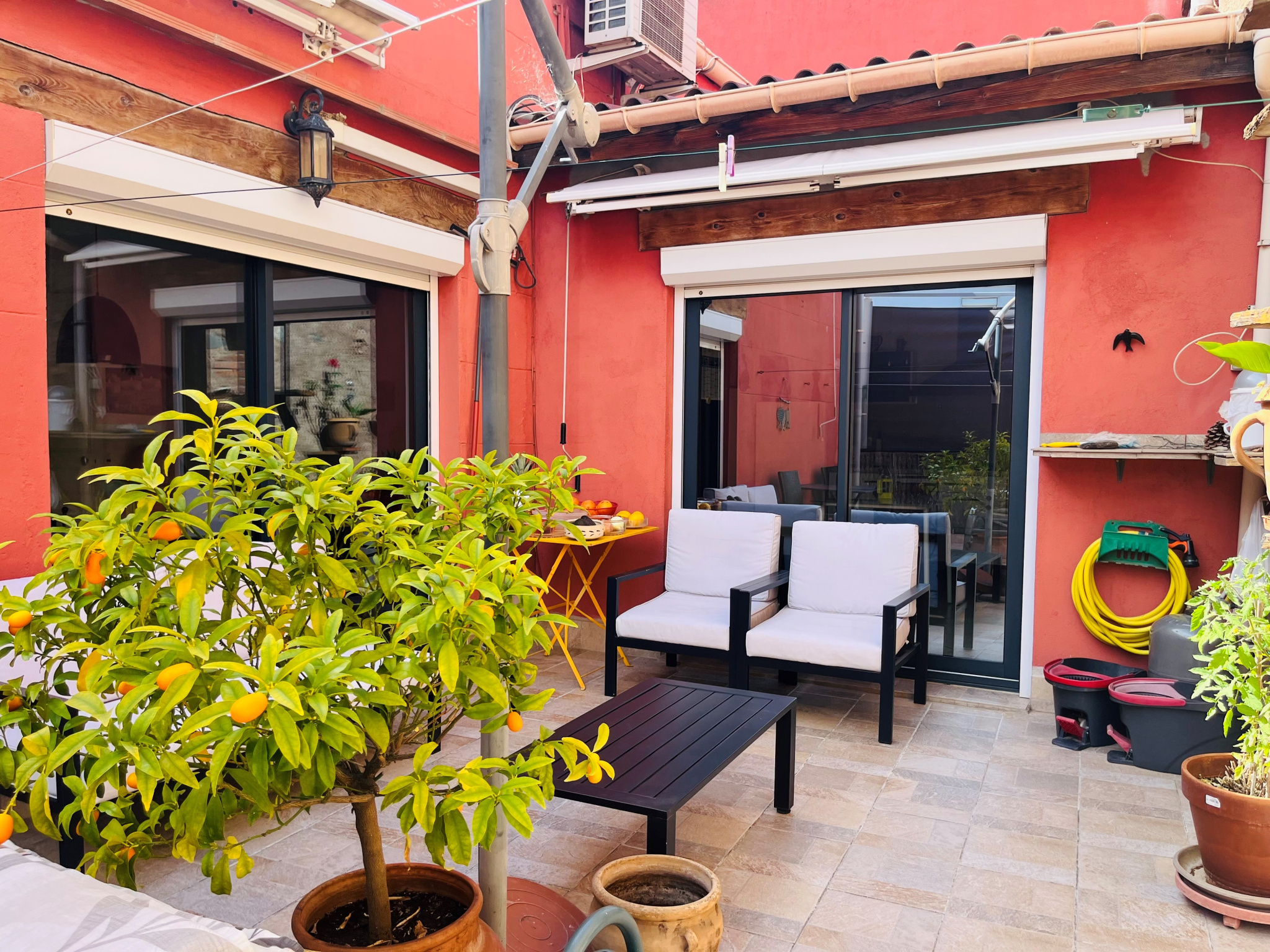 Appartement - Le boulou - 227 500 €Idéalement situé au cœur de la commune du Boulou : Très bel appartement lumineux de plus de 100m2 avec garage, belle terrasse et cave. Au deuxième et dernier étage d'une propriété de charme, découvrez ce vaste et agréable appartement...