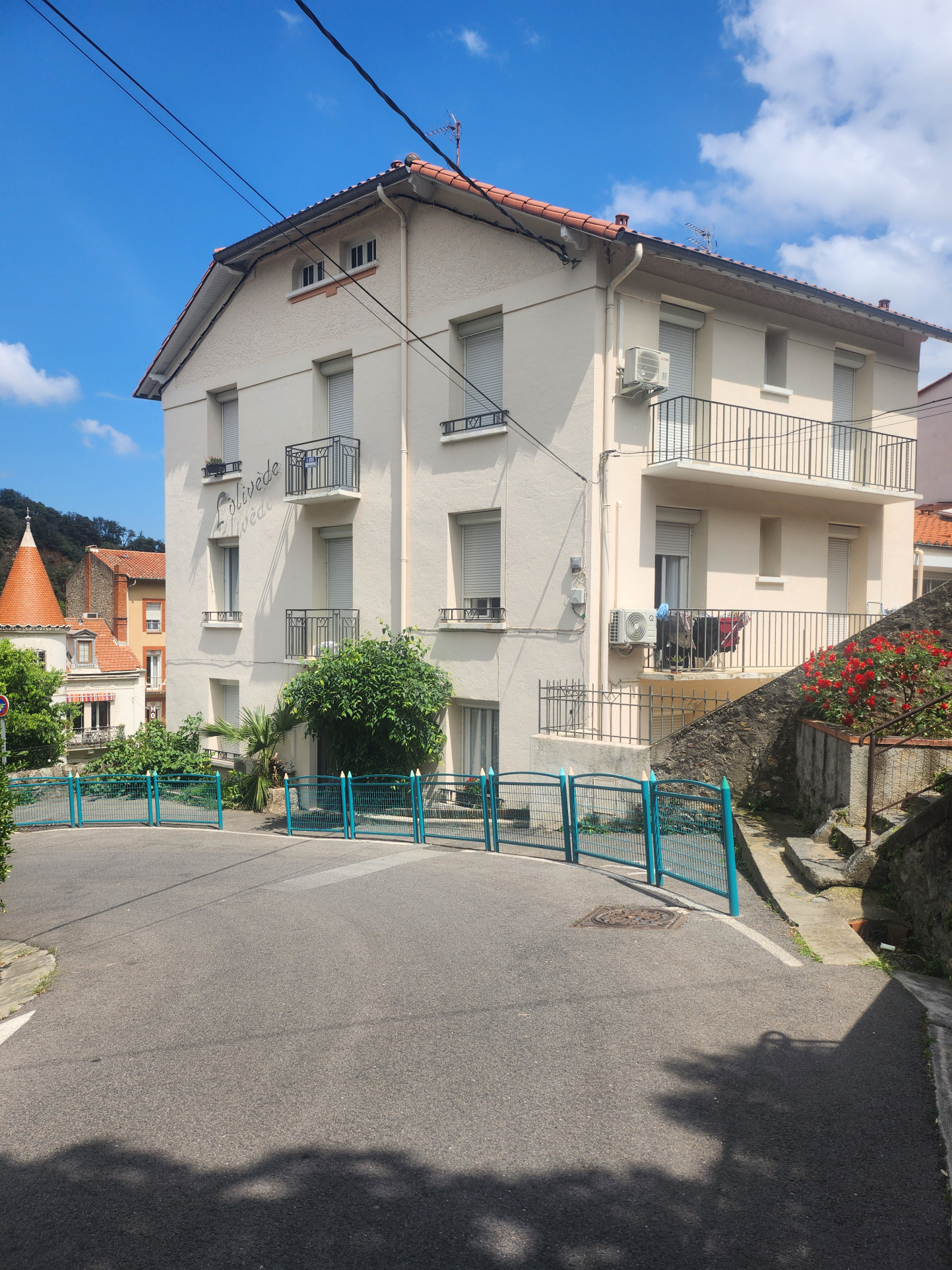 Appartement - Amelie les bains palalda - 570 €Dans petite copropriété, proche commerces et au coeur du centre-ville, charmant T2 lumineux, comprenant un bel espace de vie avec porte-fenêtre donnant sur balcon orienté plein SUD et ouvert sur le coin cuisine semi-équipée, une salle d'eau...