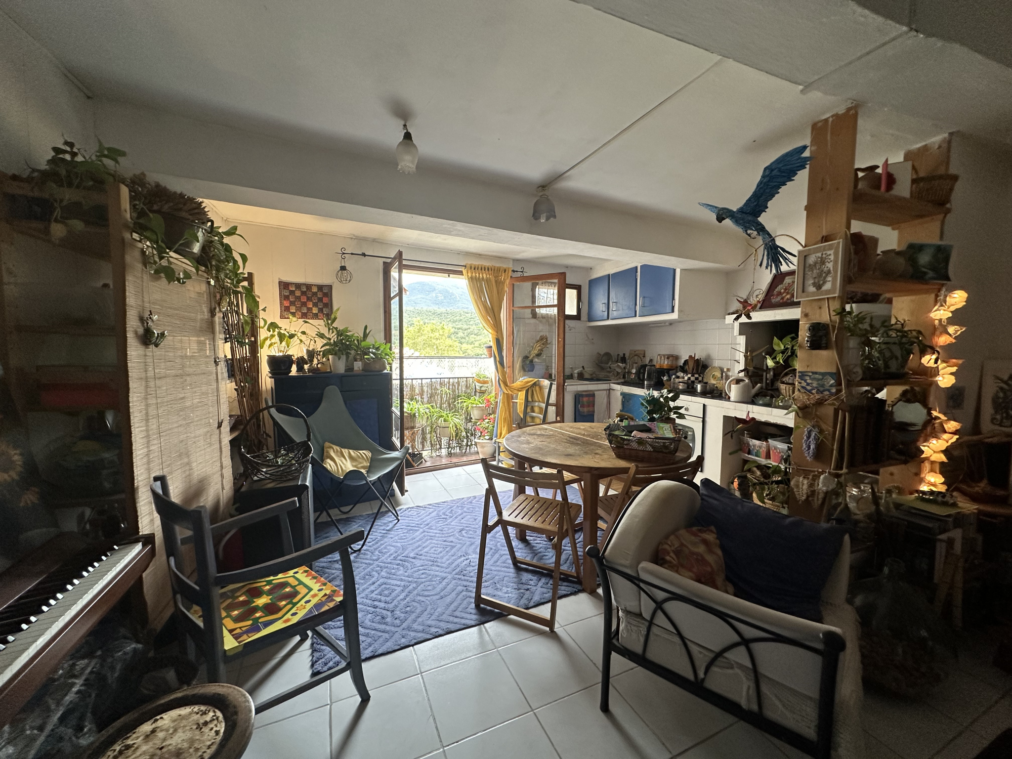 Maison - Maureillas las illas - 76 300 €Située en plein cœur du village de Maureillas, cette maison à rénover offre un véritable potentiel. Sur plusieurs niveaux, elle dispose d’un espace de vie confortable, de 3 chambres spacieuses et d’une belle vue sur les environs. Le bien...