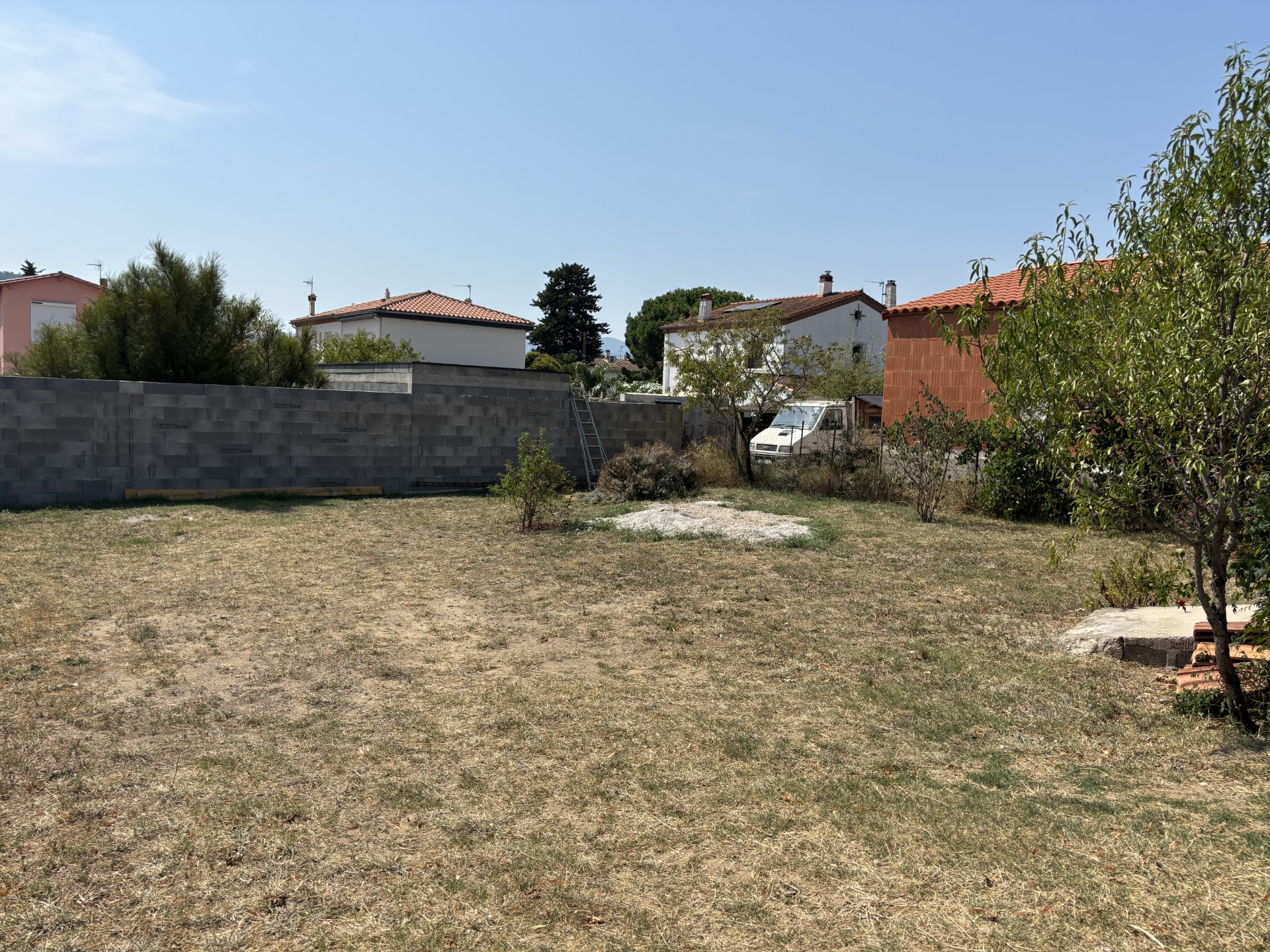 Terrain à Batir - Le boulou - 89 600 €RETOUR A LA VENTE!!!  Beau terrain constructible d'environ 300m2, idéalement situé dans un quartier calme du Boulou. Trés belle exposition. Terrain non viabilisé. N'hésitez pas nous contacter pour de plus amples renseignements .Coordonnées de...