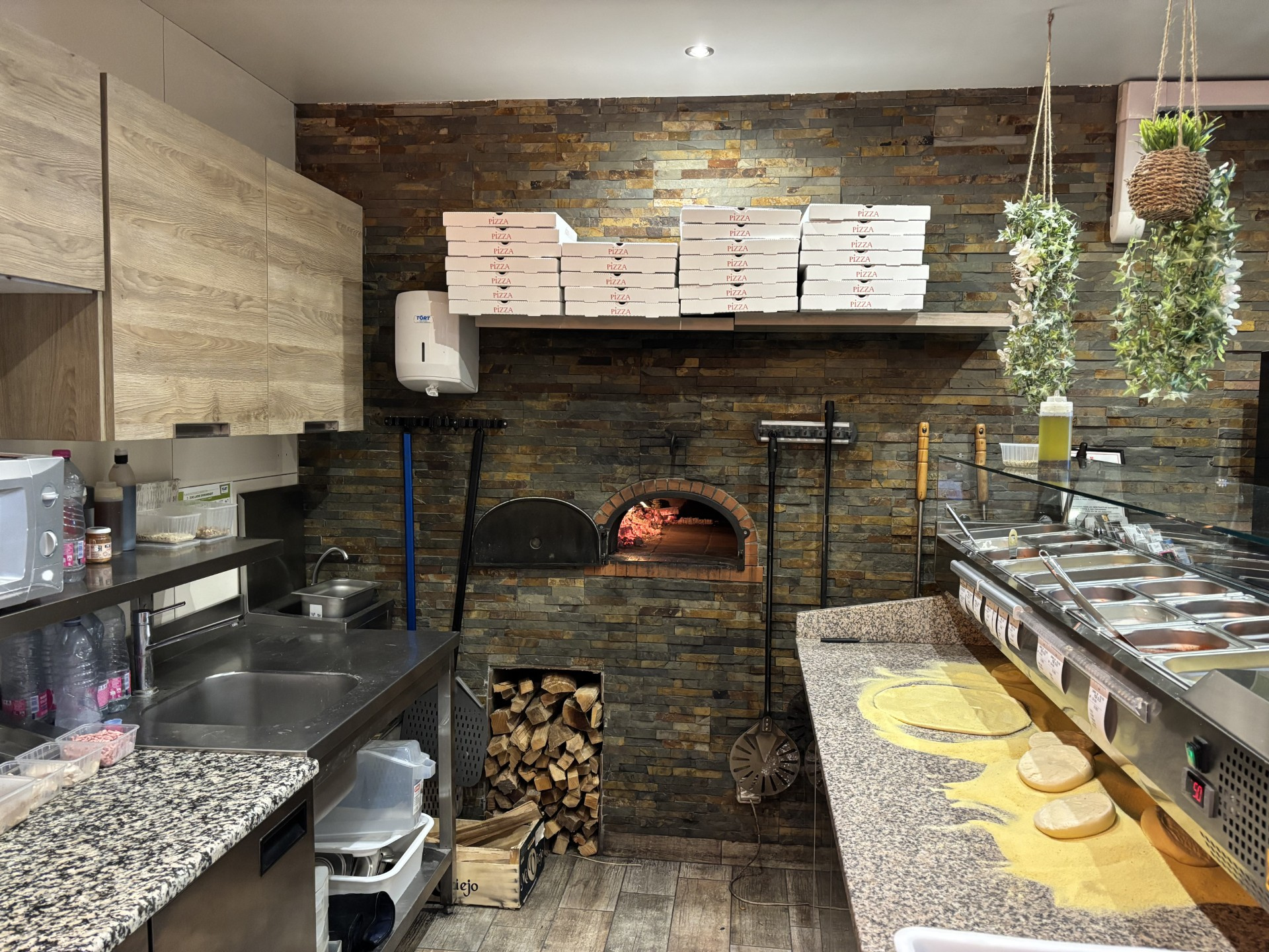 Fonds De Commerce - St jean lasseille - 592 000 €A vendre , ENSEMBLE IMMOBILIER INDISSOCIABLE composé d'une belle villa récente avec fonds de commerce de pizzas à emporter. Voici l'opportunité idéale de concilier vie familliale confortable et activité professionnelle rentable, dans un cadre...