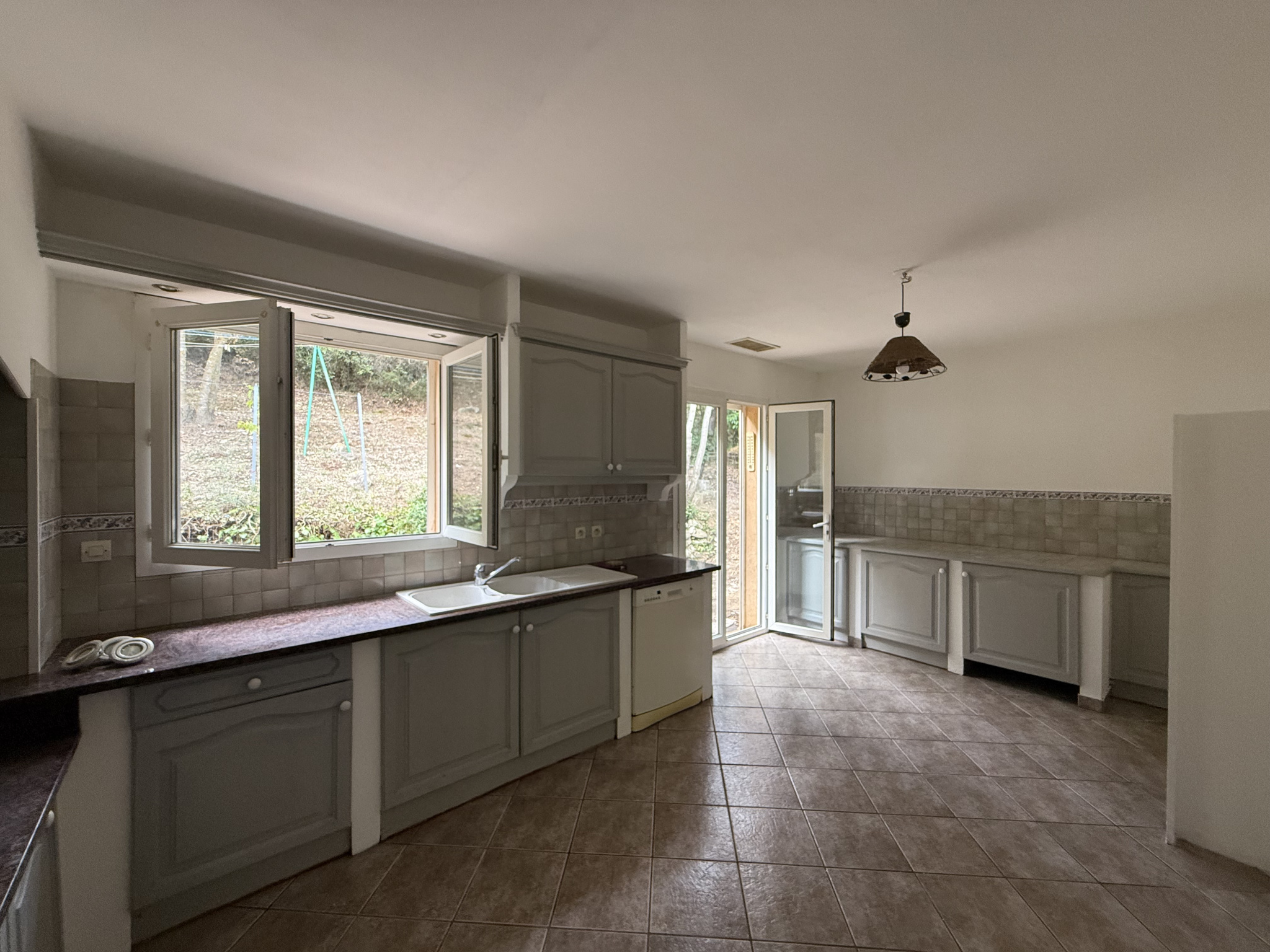 Maison - Maureillas las illas - 1 350 €À Maureillas, dans un secteur calme et agréable tout en étant à proximité du centre-ville, maison 4 faces située au fond d’une impasse. Elle se compose de trois chambres, d’un séjour équipé d’une climatisation réversible ainsi que...