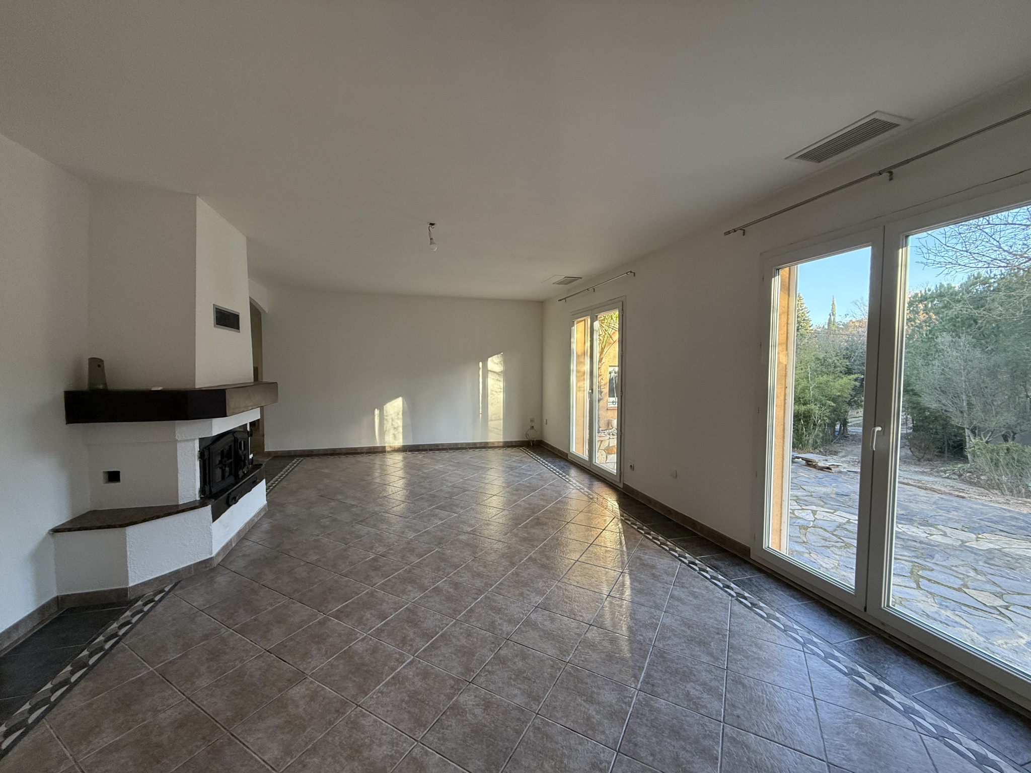 Maison - Maureillas las illas - 1 350 €À Maureillas, dans un secteur calme et agréable tout en étant à proximité du centre-ville, maison 4 faces située au fond d’une impasse. Elle se compose de trois chambres, d’un séjour équipé d’une climatisation réversible ainsi que...