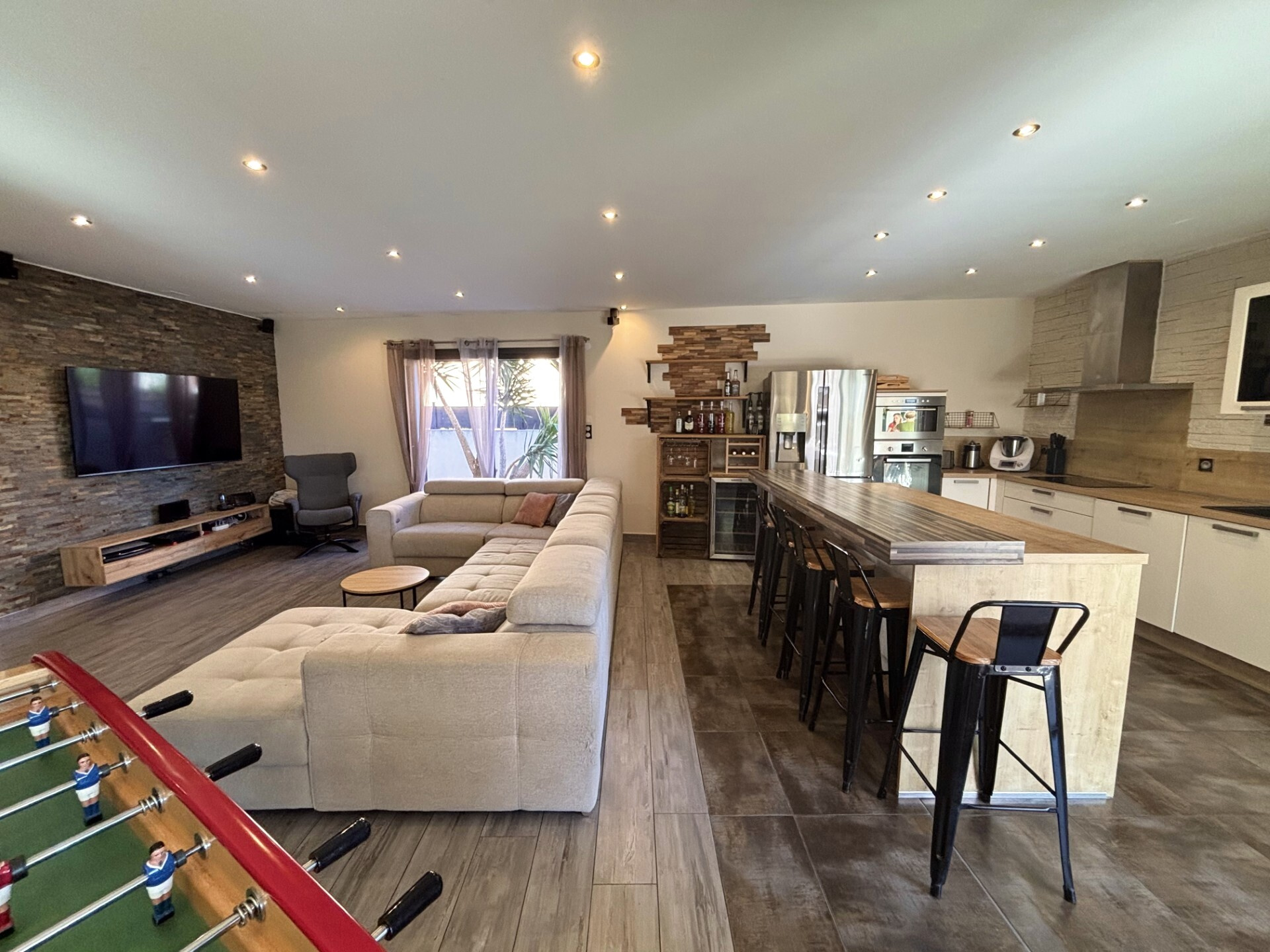 Maison - St jean lasseille - 535 000 €Extrêmement rare !! A vendre, belle villa récente 3 faces de 146 m2 habitables, avec piscine jardin et garage, comprenant également un local commercial exploité en pizzeria. C'est l'opportunité idéale de concilier vie familiale confortable et...