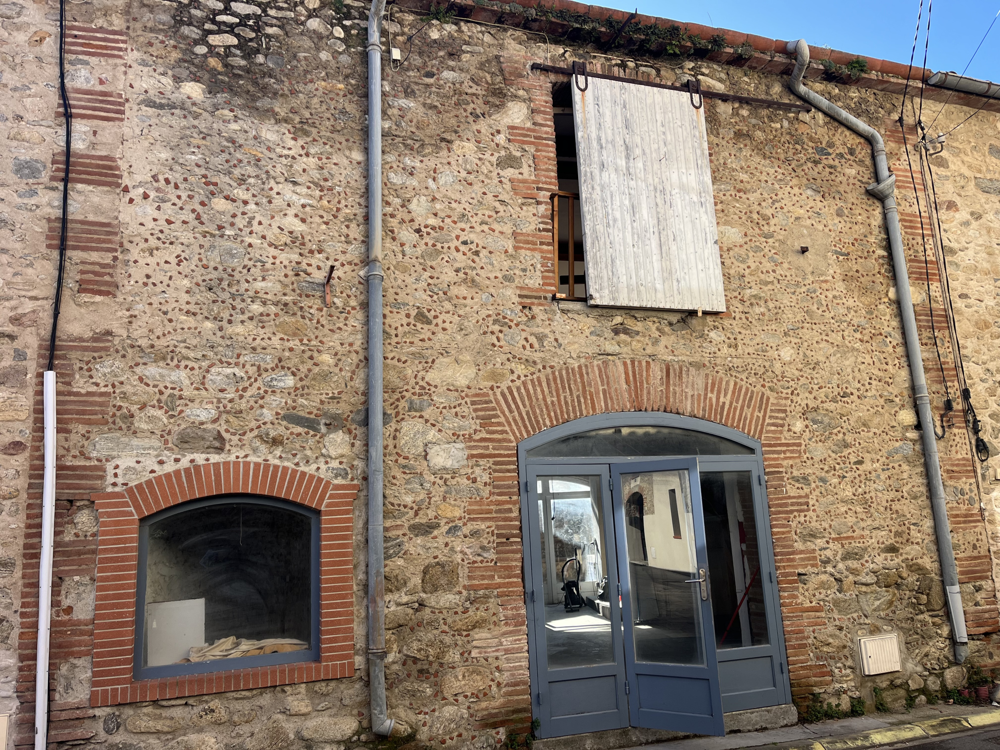 Maison De Village - St andre - 169 000 € Coeur du village, maison en pierre et cayrou apparents, 2 faces de 134m2 avec cour de 68m2 sans vis-à-vis à s'approprier.  Elle se compose de 2 plateaux de 68m2 avec parquet, Libre cours à vos envies : loft, atelier, galerie ... A visiter...