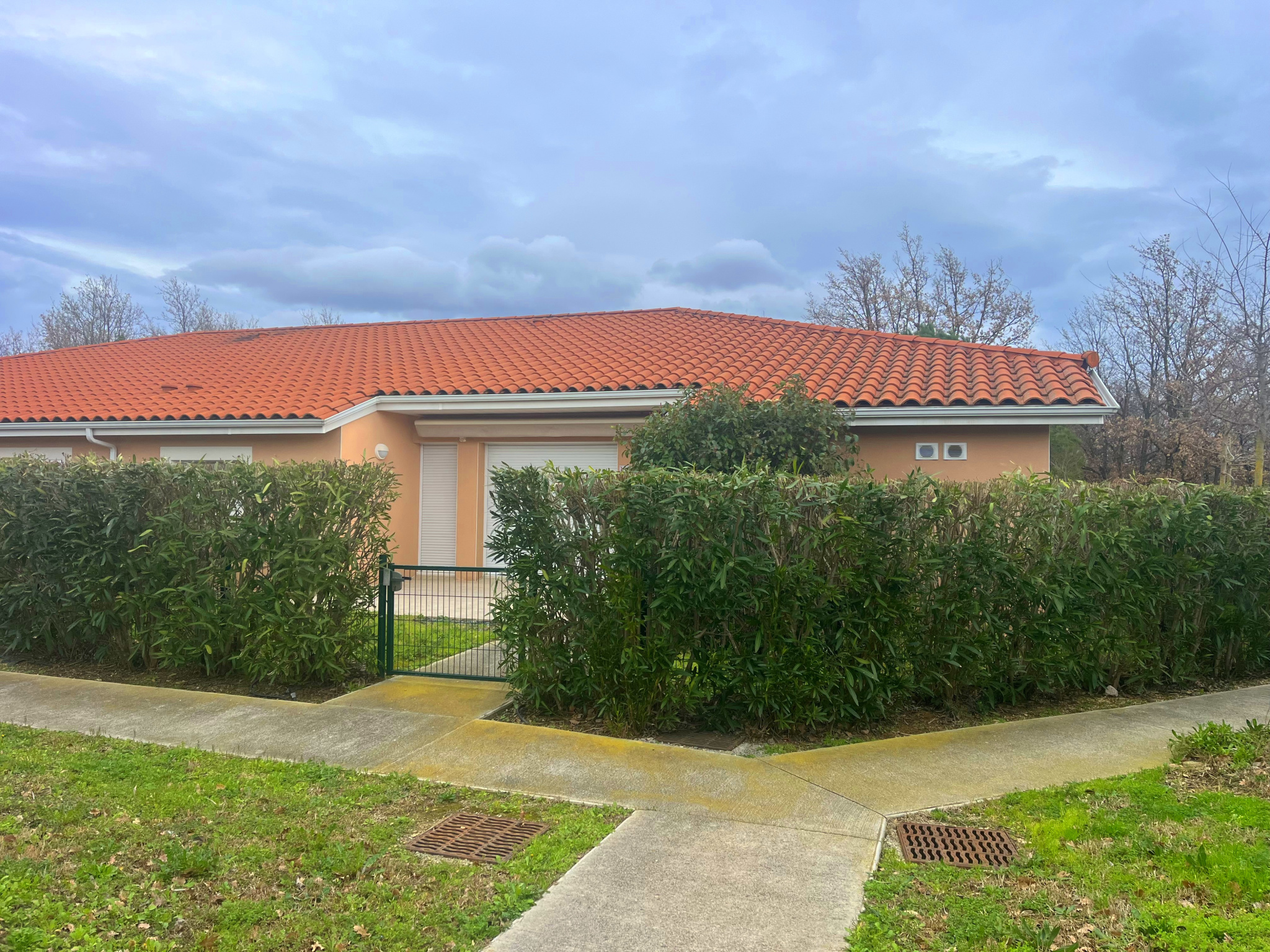 Maison - Le boulou - 294 000 €Dans une résidence sécurisée tout confort avec piscine, animateur, club house, minibus etc... parfait plain-pied de 86.30 m2, accéssible aux personnes à mobilité réduite, composé d'un ample séjour/salon, d'une cuisisne indépendante, de...