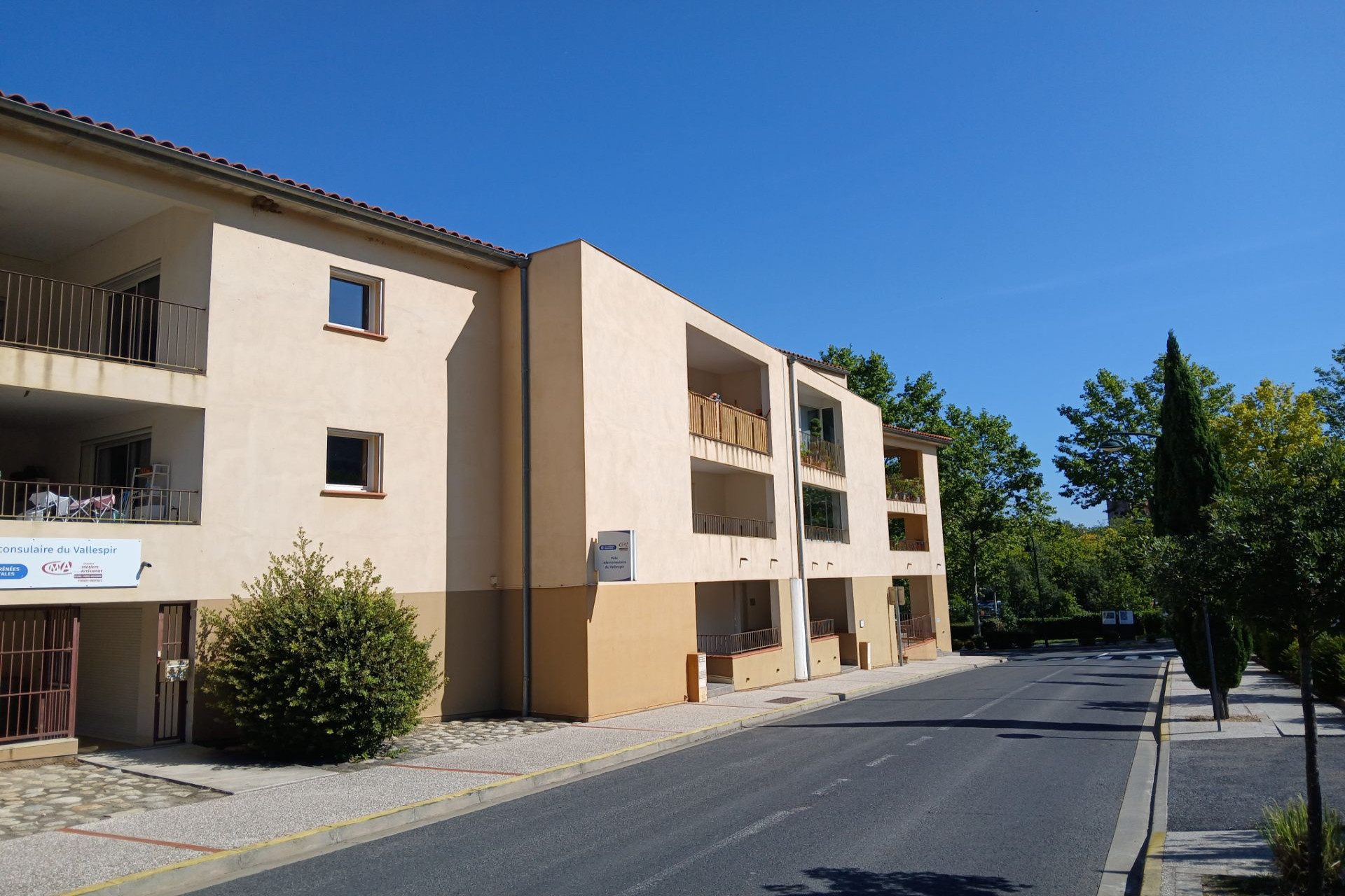 Appartement - Ceret - 289 000 €EXCLUSIF ! Appt de standing TYPE F4  au 1€? étage de la résidence TINS'SIMMO PARK  à CERET,  grand séjour et cuisine US équipée de 55 m2 terrasse couverte de 15 m2, belles vues ville et montagne deux parkings privatifs, un box en...
