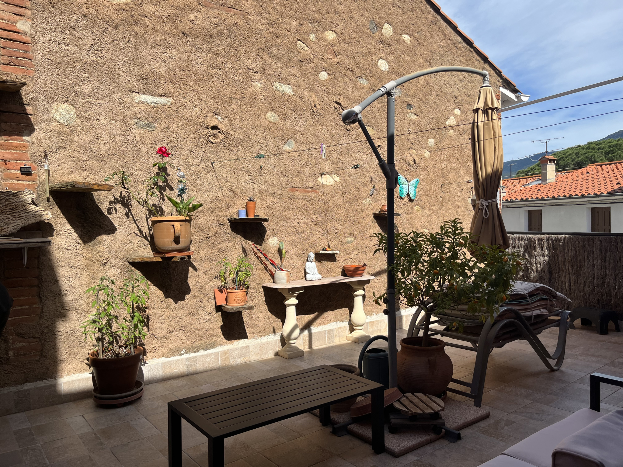 Appartement - Le boulou - 227 500 €Idéalement situé au cœur de la commune du Boulou : Très bel appartement lumineux de plus de 100m2 avec garage, belle terrasse et cave. Au deuxième et dernier étage d'une propriété de charme, découvrez ce vaste et agréable appartement...