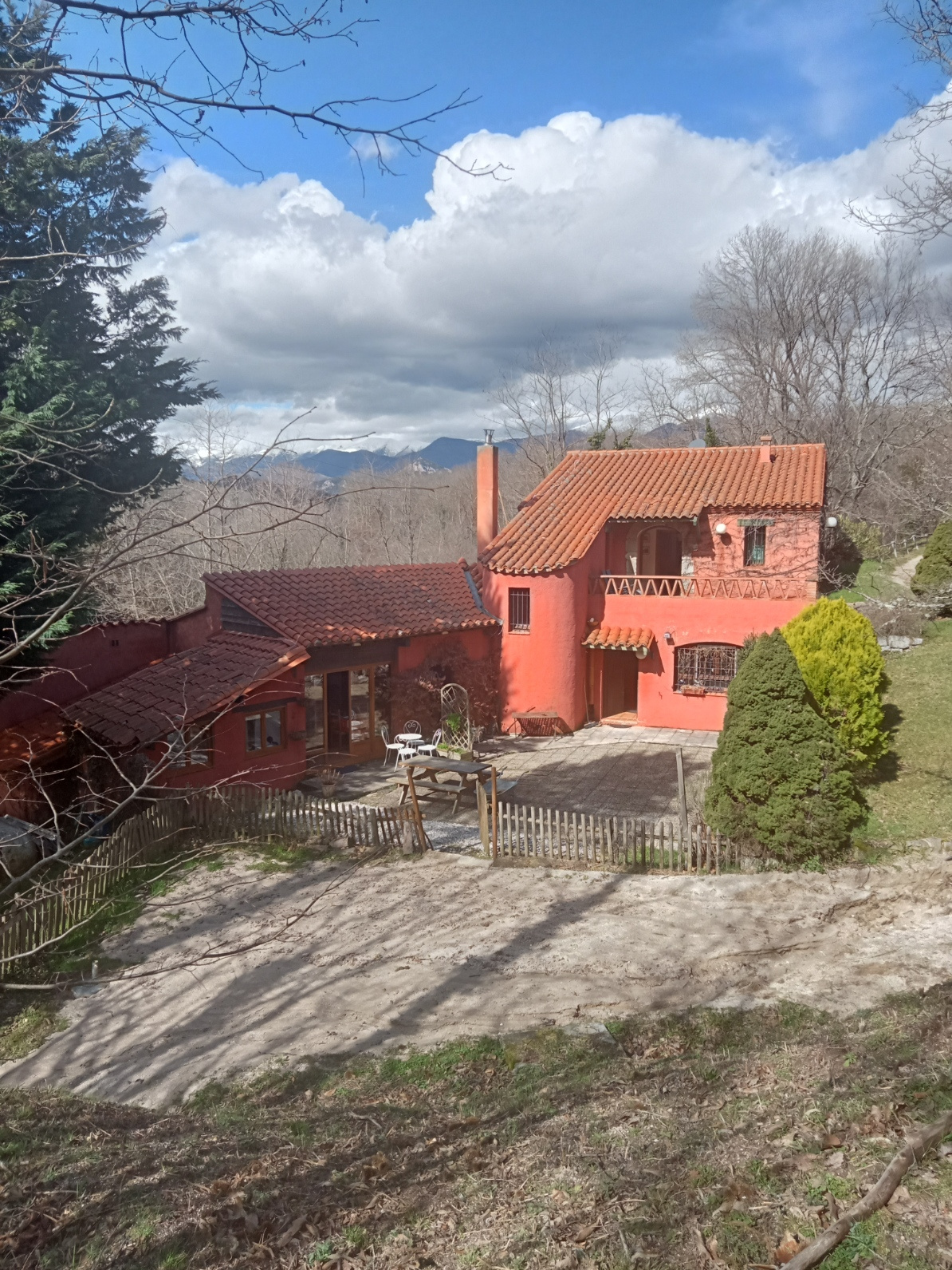 Maison - St laurent de cerdans - 995 000 €Profitez de cette rare opportunité de mettre la main sur votre propre coin de paradis, loin de tout, sous le soleil du sud de la France. Situé dans les Pyrénées, à la frontière entre la France et l'Espagne, ce moulin, avec ses six chambres, et...