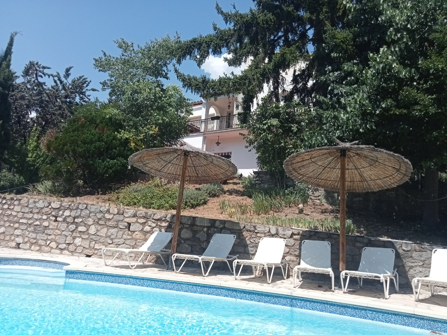 Maison - Arles sur tech - 399 000 €Rare à Arles-sur-Tech Vue époustouflante, grand terrain et potentiel locatif !Une opportunité unique d’acquérir un véritable bijou immobilier, à seulement quelques minutes à pied du centre historique d’Arles-sur-Tech.Nichée dans un...