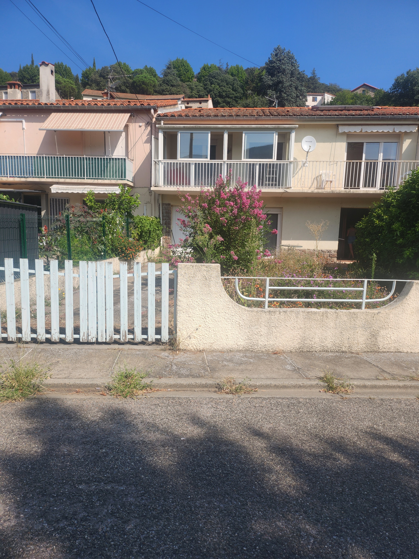 Maison - Amelie les bains palalda - 240 000 €Dans un secteur calme et résidentiel de la station thermale d'Amélie-Les-Bains, orientée SUD, nous vous proposons cette maison mitoyennne, de belle facture, en R+1, ayant une superficie de 136m2. Elle est actuellement divisée en deux...