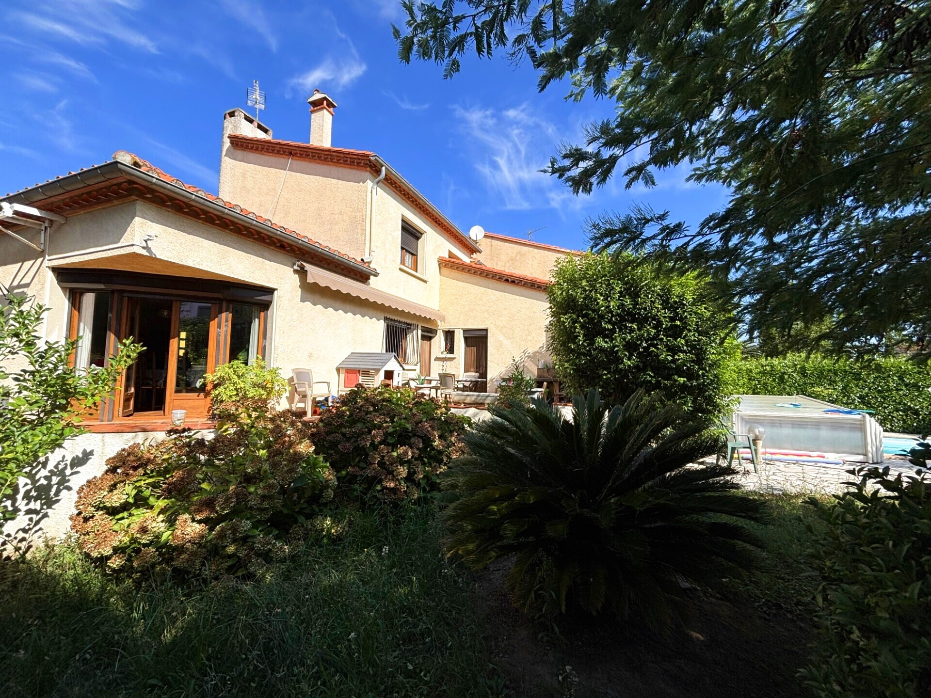 Maison - Ceret - 435 000 €Une véritable rareté sur le marché !! Située en plein coeur de Céret, petite ville artistique prisée pour son authenticité et son art de vivre méditerranéen, cette maison familiale offre un cadre de vie unique, alliant tranquilité, confort...