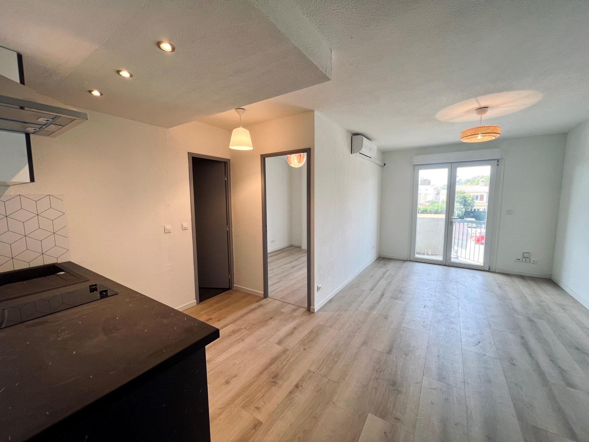 Appartement - Perpignan - 69 000 €Perpignan Secteur Les Platanes Idéal investisseur ou 1er achat À vendre, charmant F1 bis en excellent état au 1er étage d’une résidence fermée. - séjour avec cuisine récente équipée - Coin nuit indépendant (pratique et...