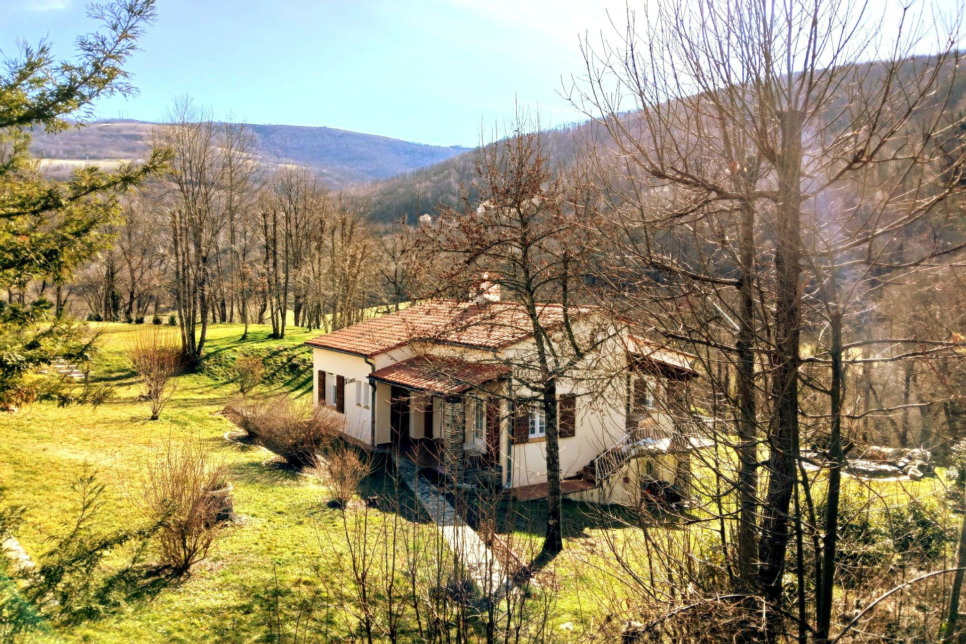 Maison - Prats de mollo la preste - 395 000 €Superbe propriété de plain-pied sur 2ha de terrain (grande partie plate et boisée) en bordure de village, tous commerces à pied, très bon état, vues montagnes et nature. Trois chambres, bureau, salon et cheminée avec insert, véranda,...