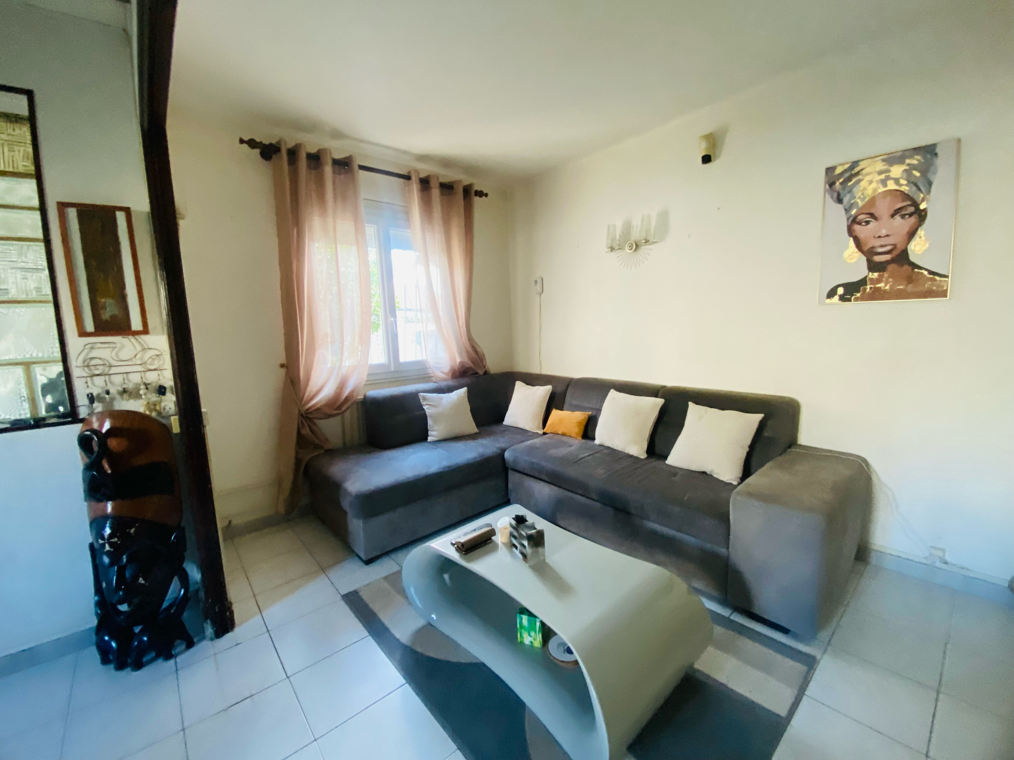 Maison - Bages - 233 000 €En exclusivité ,cette maison de plain-pied d’environ 91 m2, située dans un quartier calme et prisé de Bages, offre un fort potentiel.Elle propose deux chambres, une troisième à aménager, une pièce de vie en L avec espace bureau et cheminée...