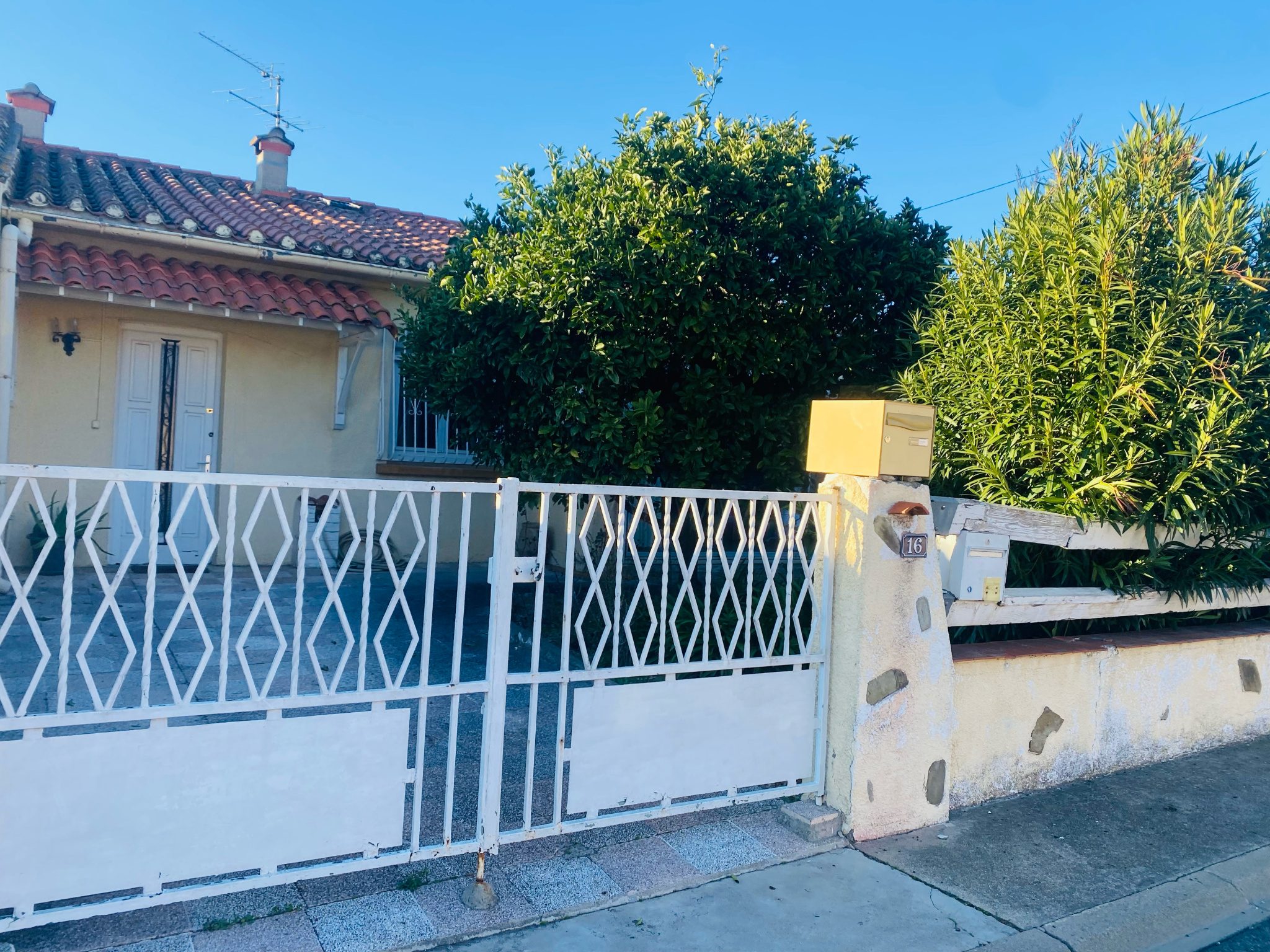 Maison - Bages - 233 000 €En exclusivité ,cette maison de plain-pied d’environ 91 m2, située dans un quartier calme et prisé de Bages, offre un fort potentiel.Elle propose deux chambres, une troisième à aménager, une pièce de vie en L avec espace bureau et cheminée...