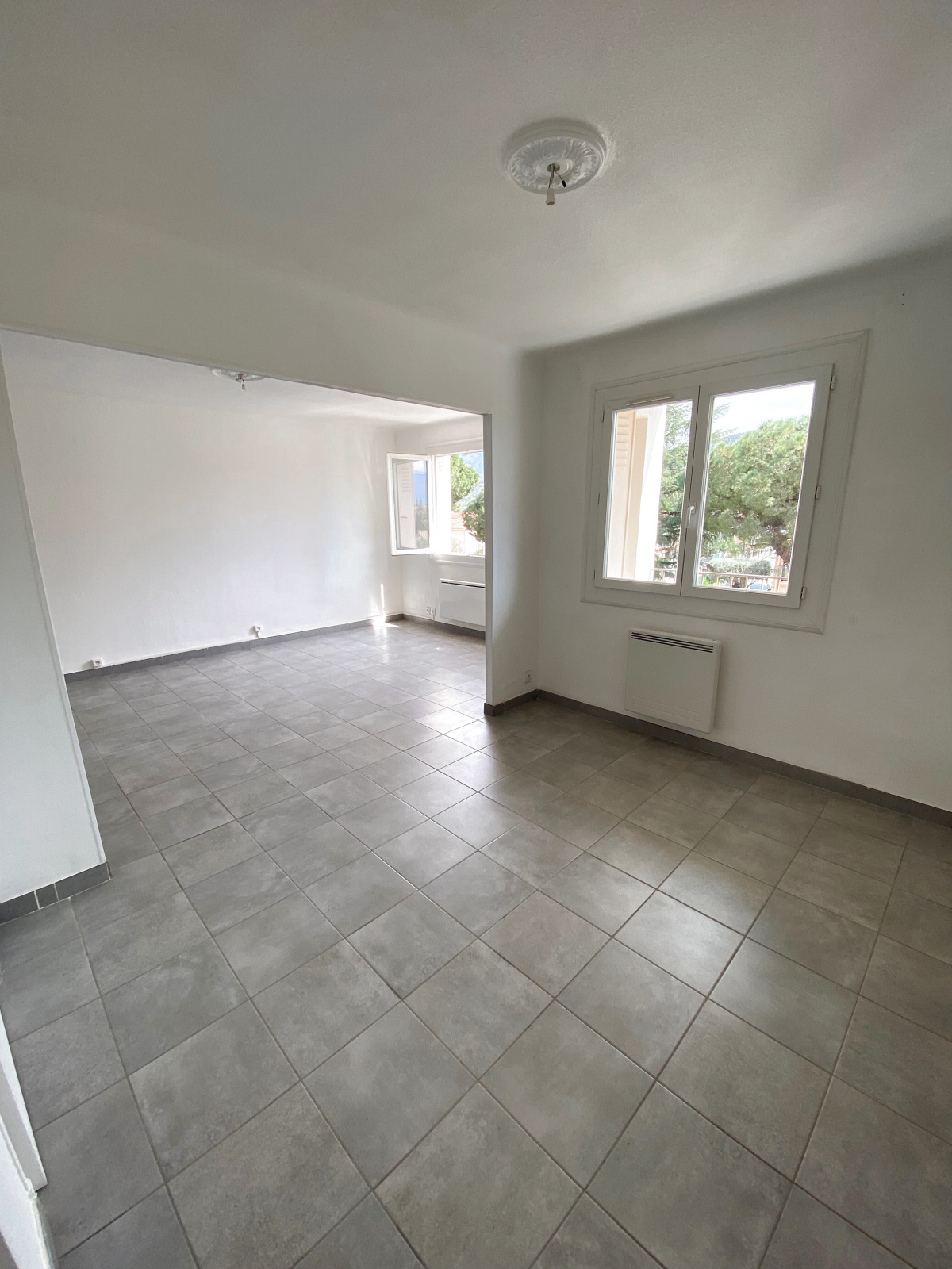 Appartement - Le boulou - 120 000 €Proche de tous commerces, au sein d'une résidence sécurisée, découvrez cet appartement lumineux situé au 2ème étage sur 4. Il offre un séjour agréable, une cuisine séparée avec loggia, deux chambres, ainsi qu'une cave pour plus de...