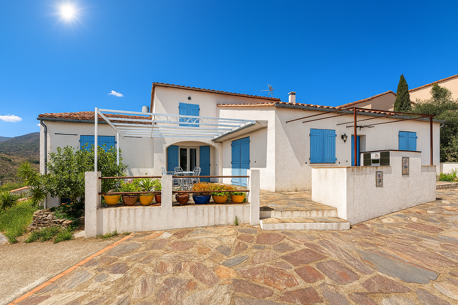 Maison - Banyuls sur mer - 680 000 €Nichée dans un cadre privilégié sur les hauteurs de Banyuls sur Mer, à seulement 4 km de la plage, cette propriété de type mas développe environ 245m2 habitables répartis sur deux niveaux. Implantée sur une parcelle de plus de 1400m2, elle...