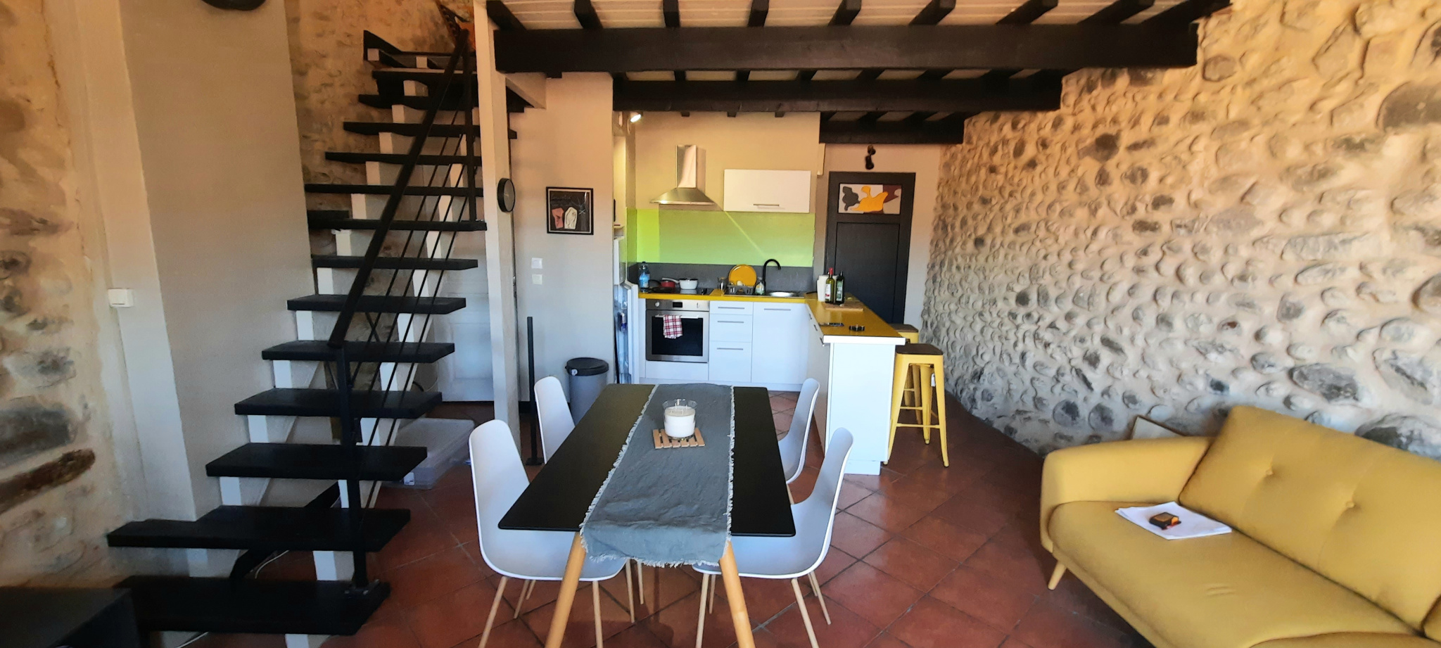 Appartement - Ceret - 108 000 €Situé au 3ème et dernier étage d'un immeuble de caractère (facades en pierres) ce magnifique appartement de type loft séduira les amateurs de biens atypiques. Dés l'entrée, vous découvrirez une pièce de vie lumineuseavec cuisine ouverte sur...
