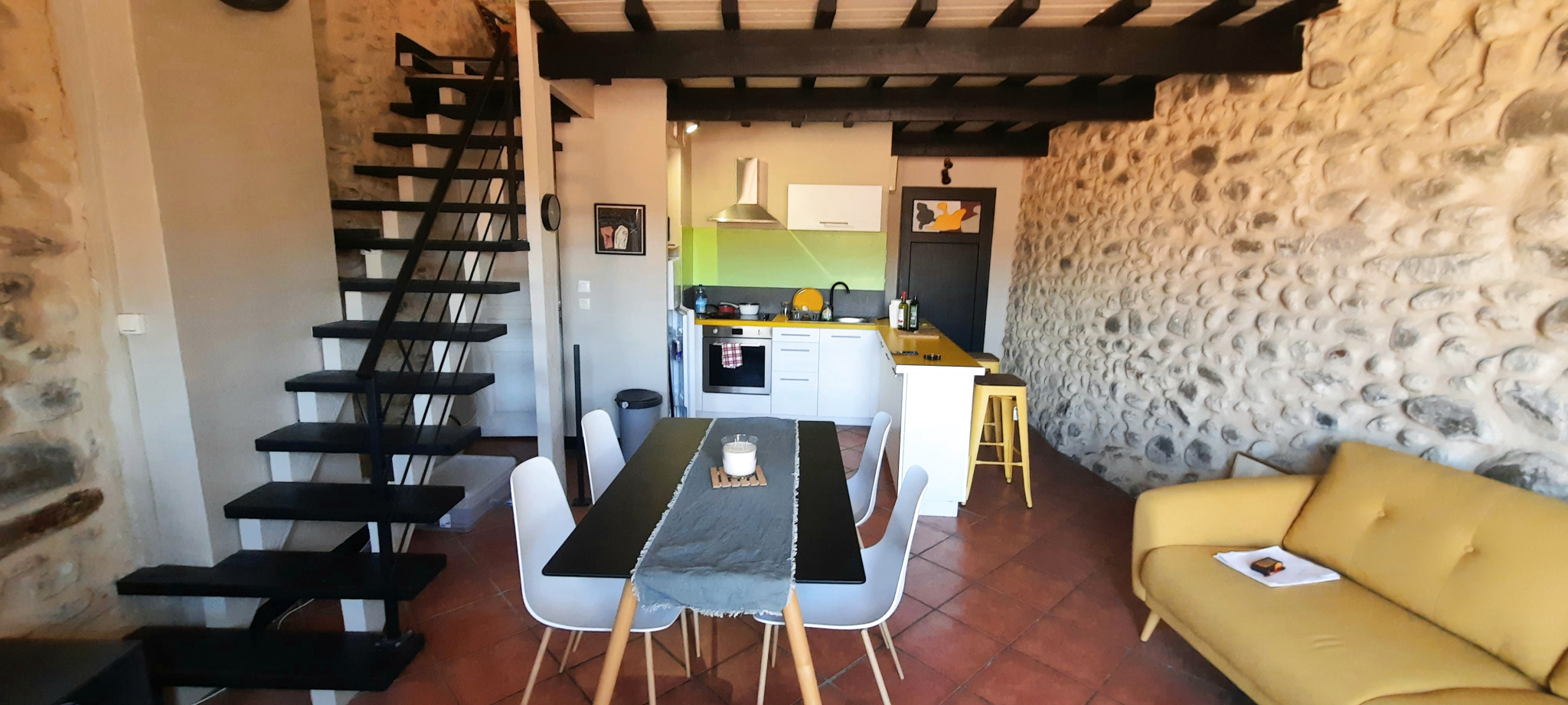 Appartement - Ceret - 108 000 €Situé au dernier étage d'un immeuble de caractère (facades en pierres) ce magnifique appartement de type loft séduira les amateurs de biens atypiques. Dés l'entrée, vous découvrirez une pièce de vie lumineuseavec cuisine ouverte sur le...