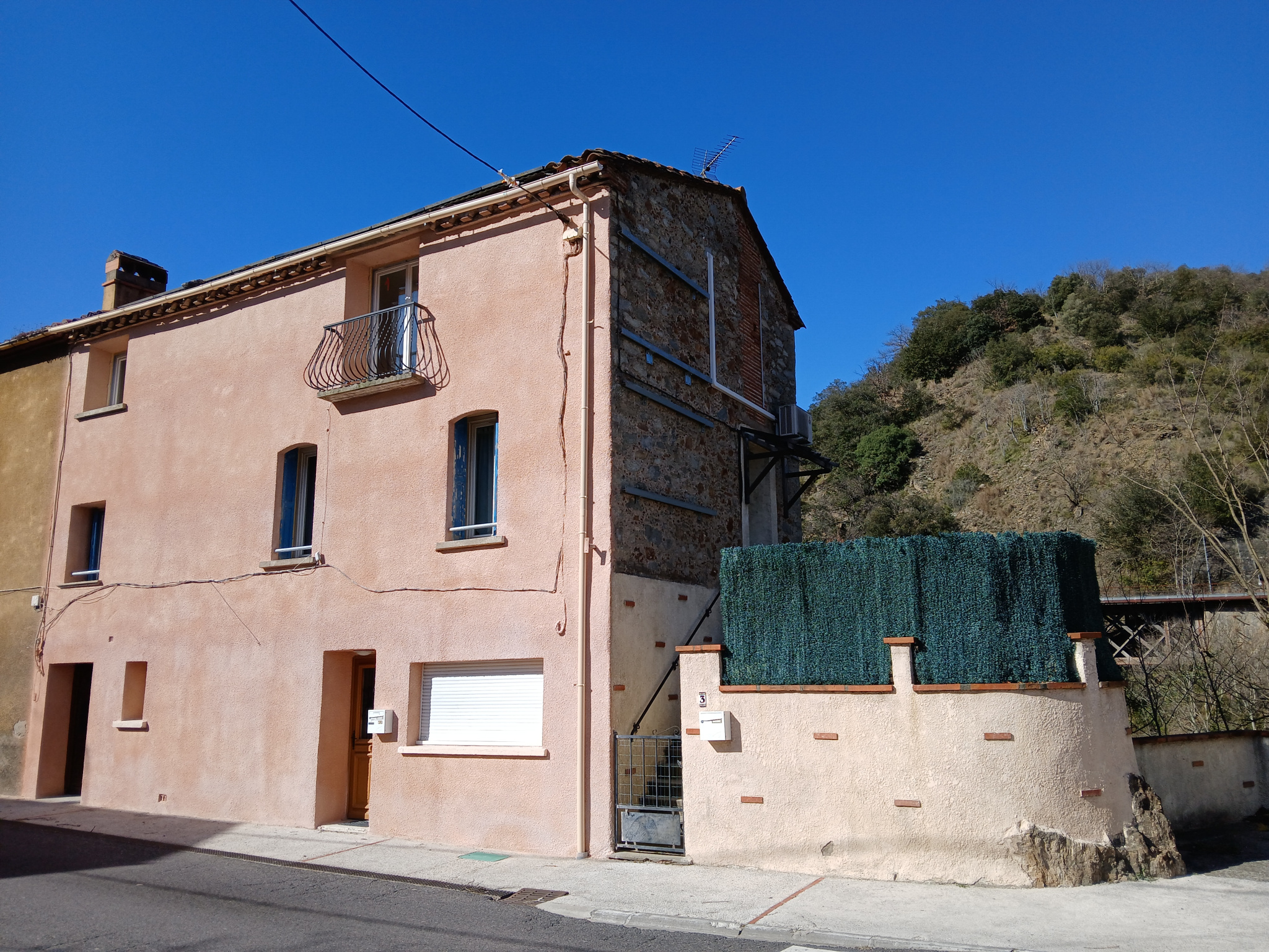 Immeuble - Reynes - 265 000 €Région Céret; Immeuble en pierre sur 3 faces composé de 3 appartements avec chacun terrasse et 2 parkings privatifs. Appartement de type studio en rez-de-chaussée disponible, appartement F3 au 1€? étage loué 620€ et appartement F3 au...