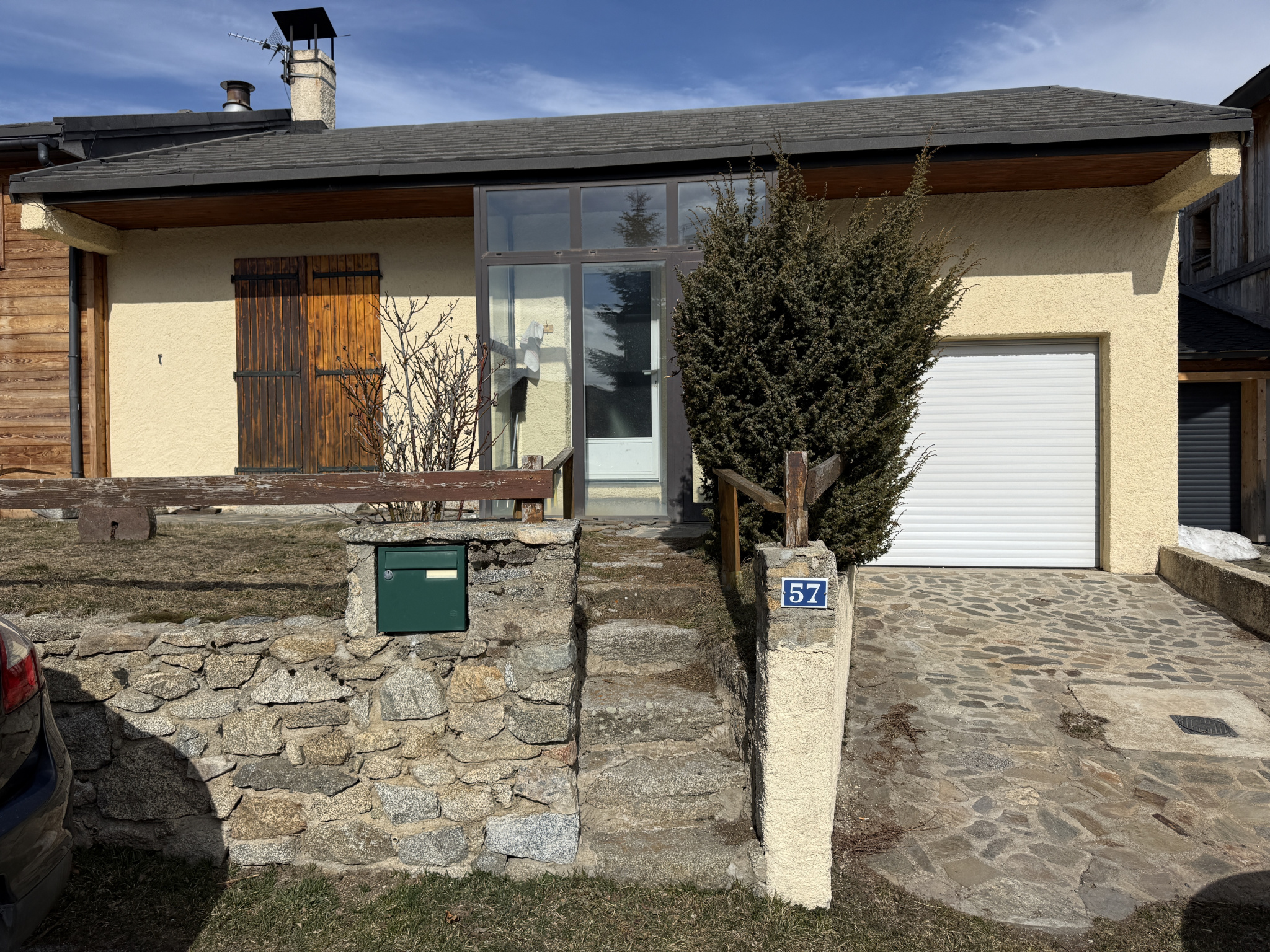 Maison - Bolquere - 223 000 €En exclusivité ! Bien situé dans un secteur recherché, à proximité de la station de ski de Pyrénées 2000, idéal pour les amateurs de montagne et de loisirs en plein air.Charmante maison de plain-pied, idéale pour un premier achat ou un...