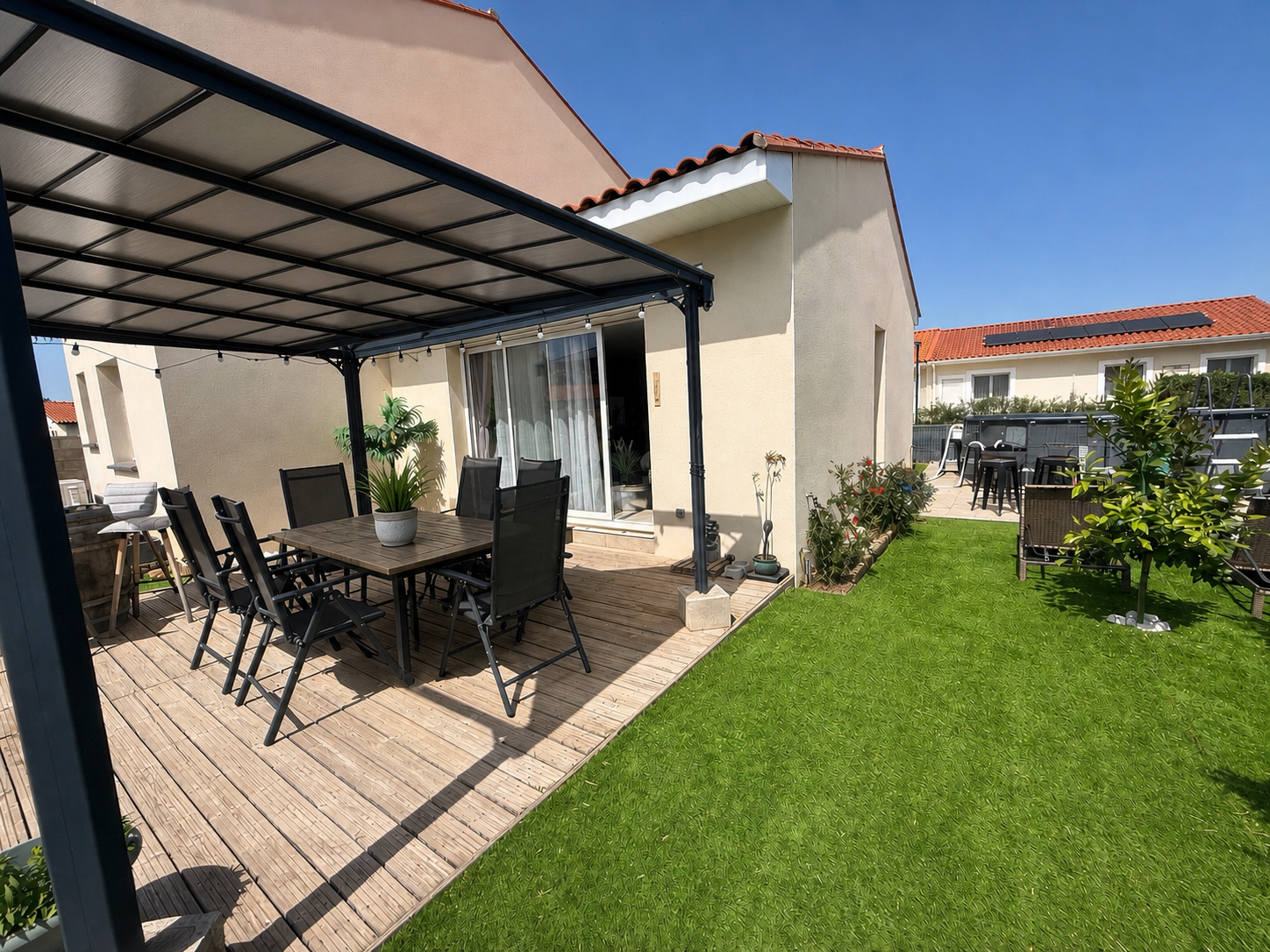 Maison - Le boulou - 315 000 €Située dans un lotissement calme du Boulou, à deux pas de l'Espagne et proche de nos belles plages catalanes, découvrez cette superbe maison moderne quatre faces, en excéllent état, édifiée sur deux niveaux, offrant luminosité et confort au...
