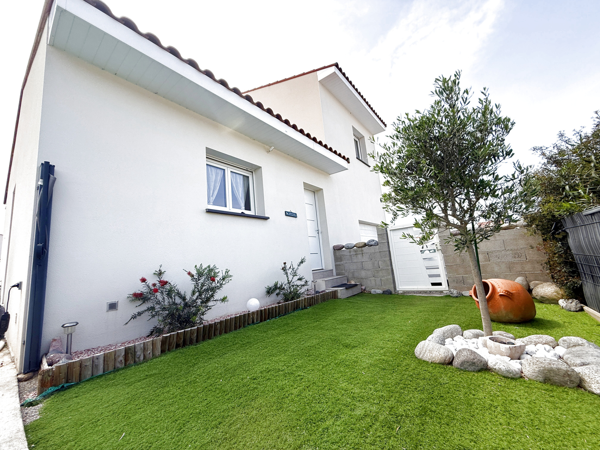 Maison - Le boulou - 315 000 €Située dans un lotissement calme du Boulou, à deux pas de l'Espagne et proche de nos belles plages catalanes, découvrez cette superbe maison moderne quatre faces, en excéllent état, édifiée sur deux niveaux, offrant luminosité et confort au...