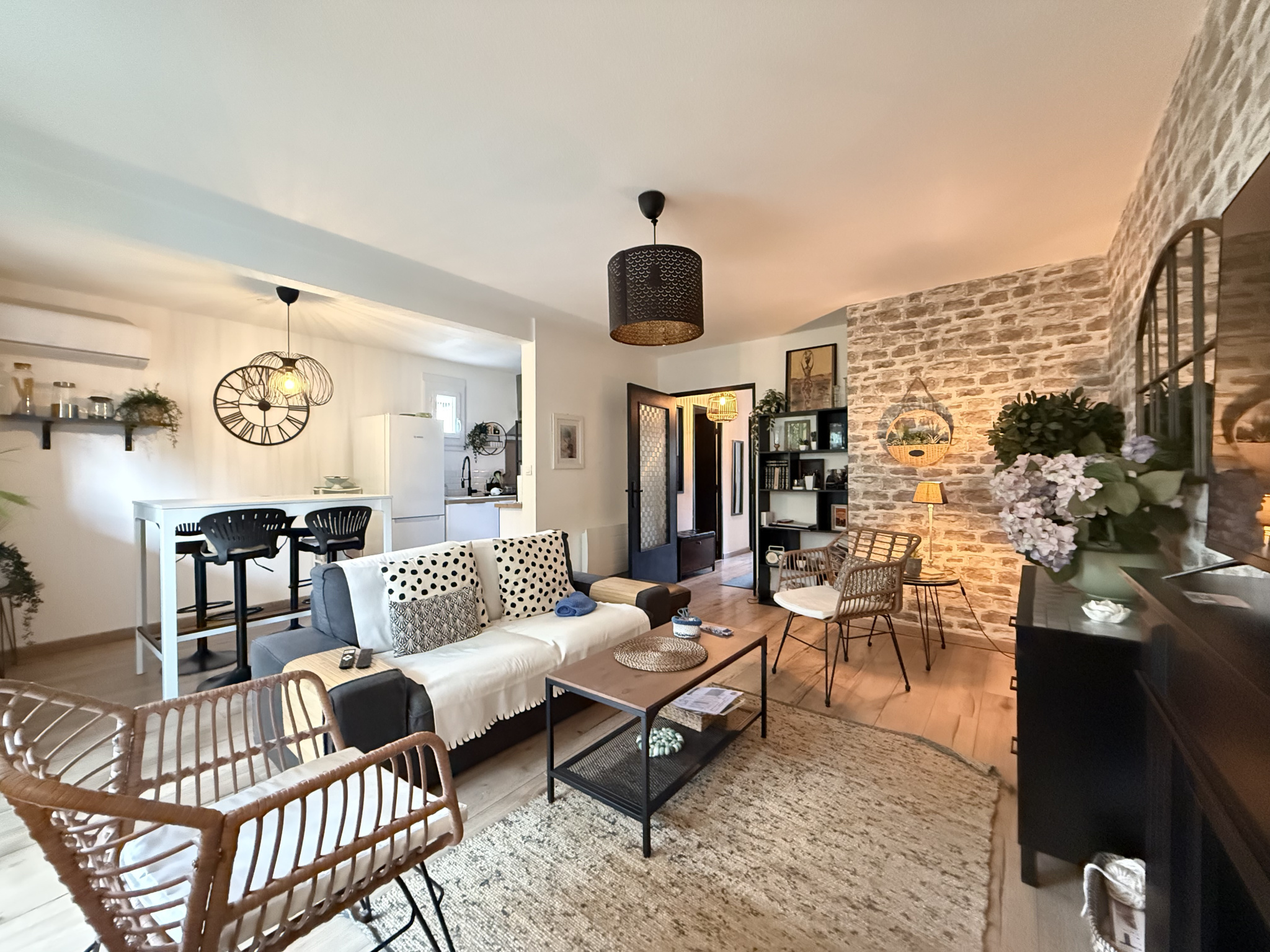 Appartement - Amelie les bains palalda - 145 800 €Situé à Amélie-les-Bains, dans un secteur agréable à proximité des commerces, découvrez ce superbe appartement T3 traversant, situé au 2€ étage d’une copropriété sécurisée (sans ascenseur). Entièrement rénové avec goût, ce bien...