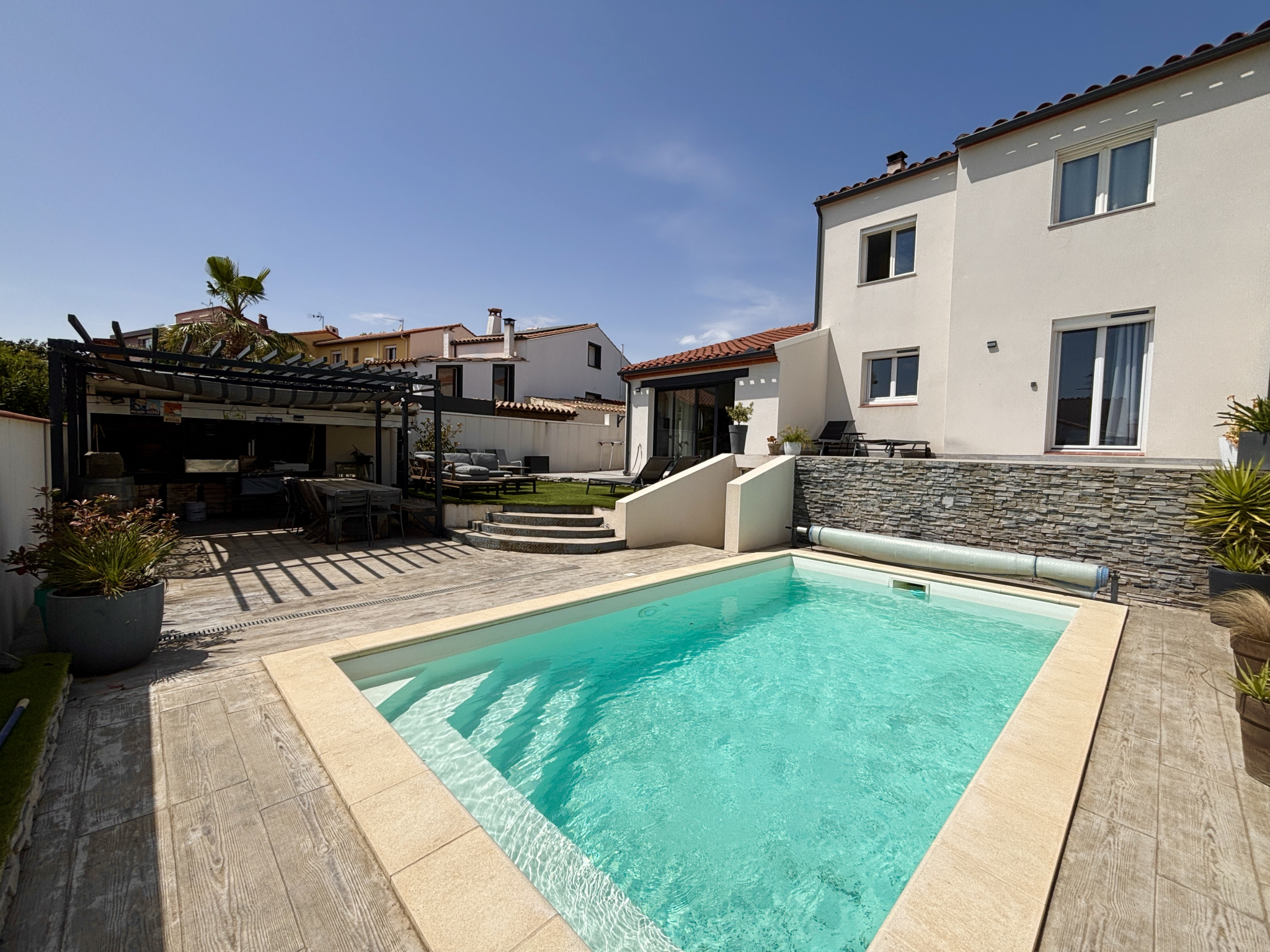 Maison - Villeneuve de la raho - 475 000 €Proche de Perpignan, dans un des villages les plus recherchés, à quelques minutes à pied du lac, cette élégante villa 3 faces vous séduira par son environnement paisible et ses prestations de qualité.Vous serez accueilli par un joli hall...