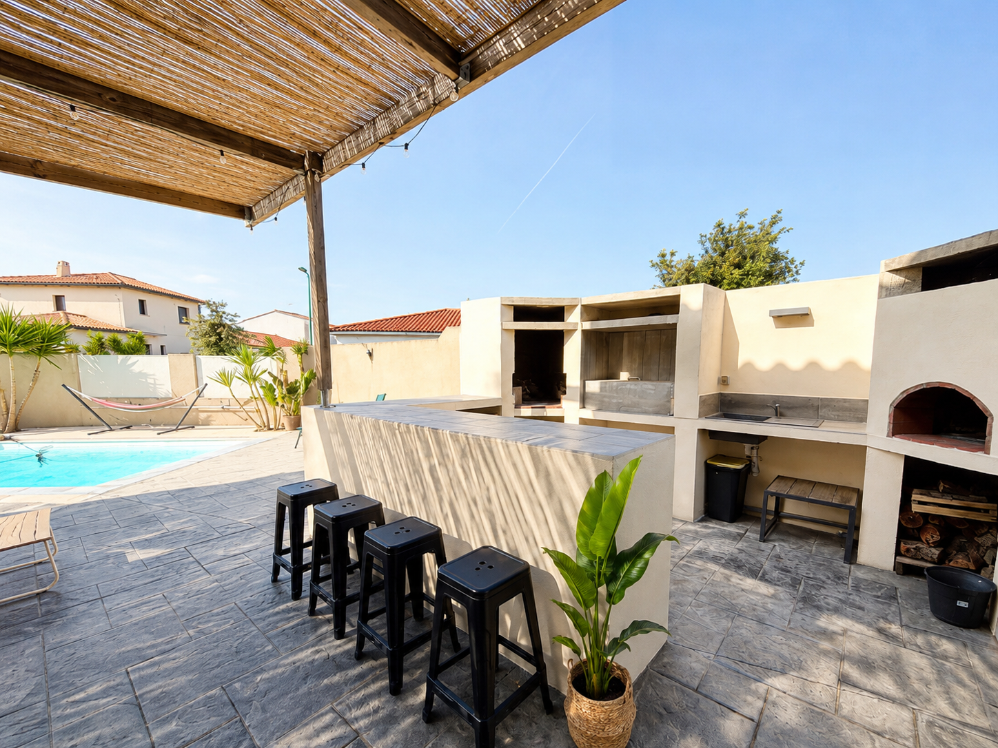 Maison - St jean lasseille - 375 000 €Dans un village paisible proche de Perpignan et le l'Espagne, découvrez cette villa récente 3 faces, offrant des prestations modernes et aucun travaux à prévoir ! Au rez-de-chaussée, vous serez séduit par une belle pièce de vie avec cusine...