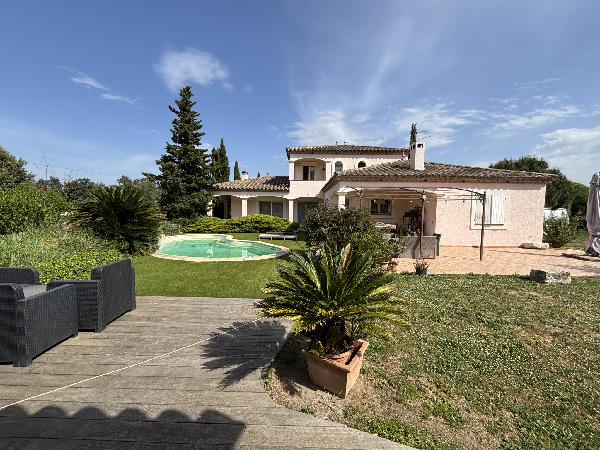 Maison - Maureillas las illas - 515 000 €Dans un environnement privilégié, au calme absolu, découvrez cette superbe villa de style Méditerranéen, parfaitement entretenue, offrant un cadre de vie paisible proche de la nature. Edifiée sur un terrain d'environ 2700m2, cette propriété...